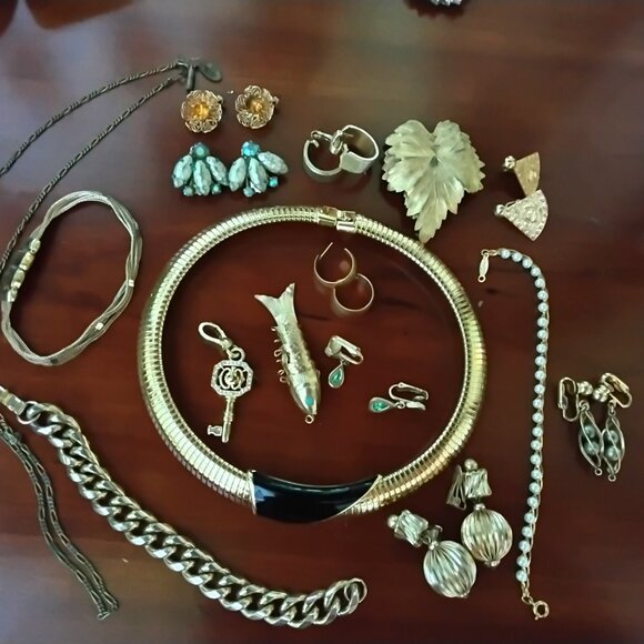Lot of 16  vintage mostly signed gold tone jewelry lot Monet Napier Juicy Coutur - Picture 1 of 7